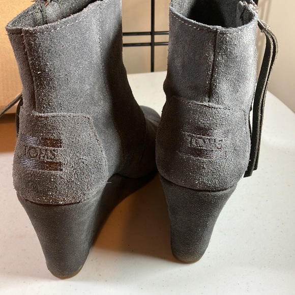 EUC In Box TOMS 6.5 Desert Wedge High Dark Grey Suede. Lightly Worn. Very Clean - Picture 4 of 8